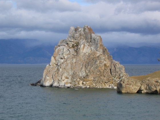 Скала Шаманка, мыс Бурхан, вблизи